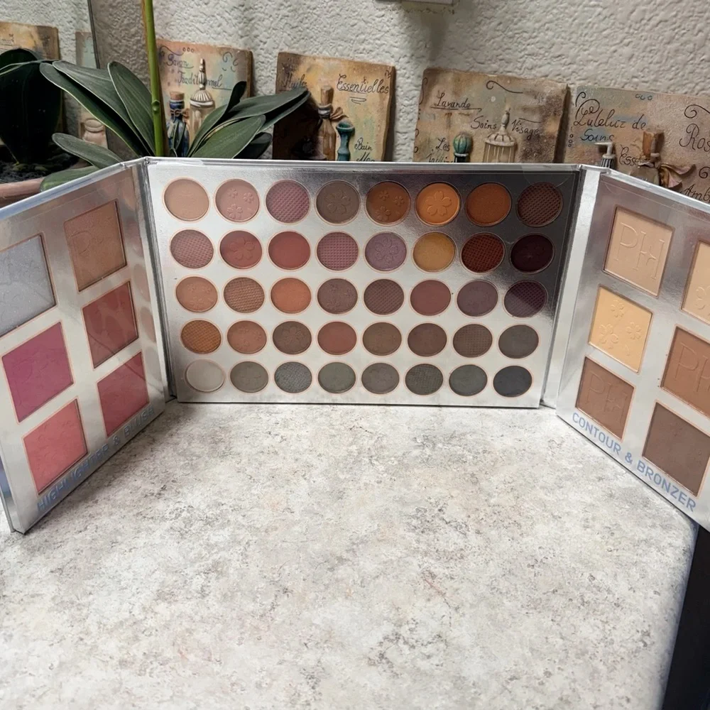 Paris Hilton FLORAL FANTASY 52pc eye & face with Blush and Contour book palette